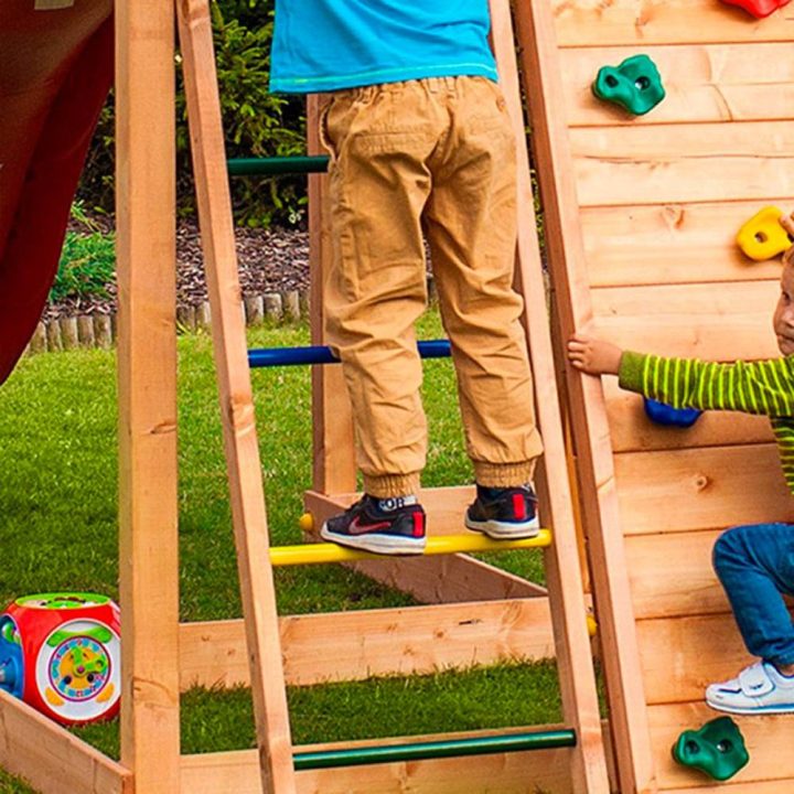 Parque infantil FLUPPI de Fungoo con arenero, estructura de escalada, mesa de picnic, columpio y tobogán