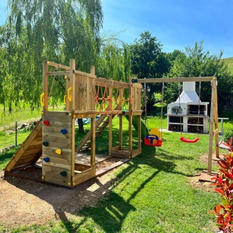 Parque infantil de madera Fungoo Maxi Exposure con tobogán, columpios, puente y estructura de escalada