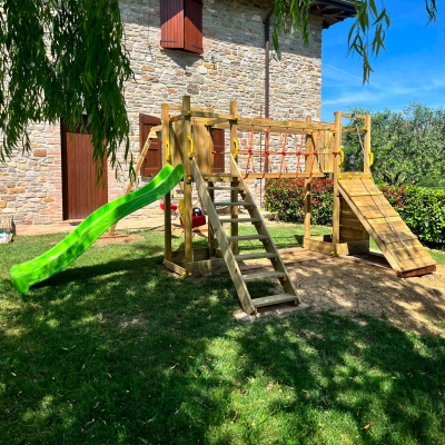 Parque infantil de madera Fungoo Maxi Exposure con tobogán, columpios, puente y estructura de escalada