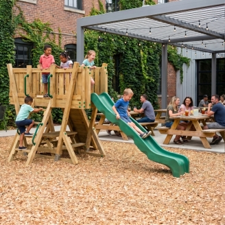 Torre de Juego FunForte 2 de Madera para Uso Público con Tobogán HDPE, Muro de Escalada y Mesa de Pícnic