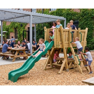 Torre de Juego FunForte 2 de Madera para Uso Público con Tobogán HDPE, Muro de Escalada y Mesa de Pícnic