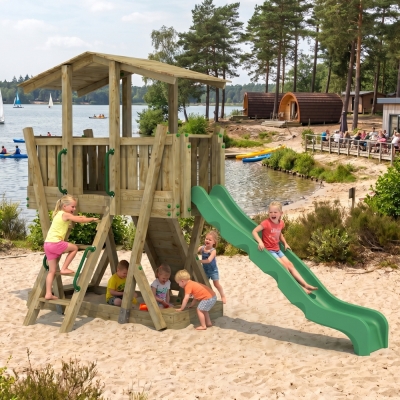 Parque Infantil de Madera FunForte 3 para Uso Público con Techo, Tobogán HDPE, Muro de Escalada y Arenero