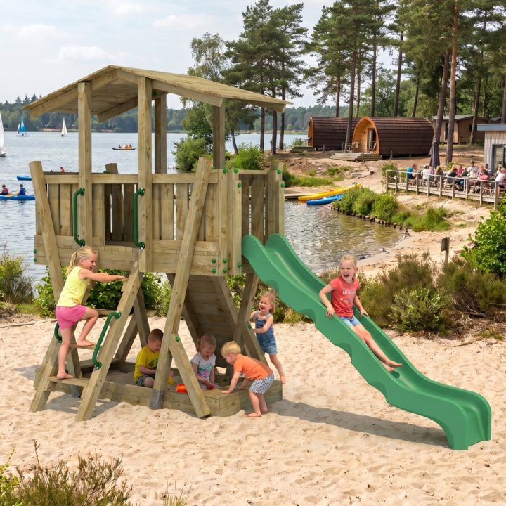 Parque Infantil de Madera FunForte 3 para Uso Público con Techo, Tobogán HDPE, Muro de Escalada y Arenero