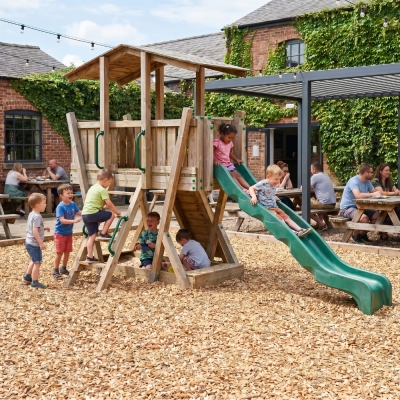 Parque Infantil de Madera FunForte 3 para Uso Público con Techo, Tobogán HDPE, Muro de Escalada y Arenero