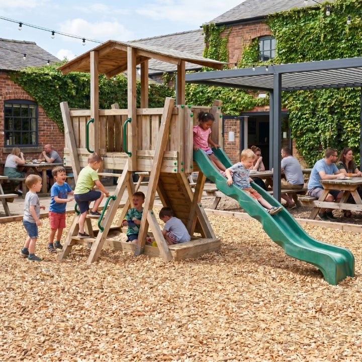 Parque Infantil de Madera FunForte 3 para Uso Público con Techo, Tobogán HDPE, Muro de Escalada y Arenero