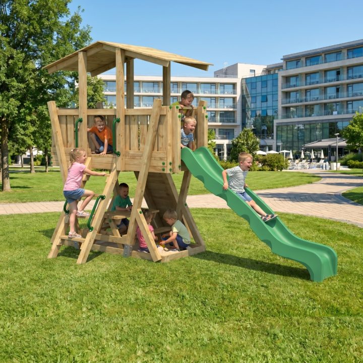 Parque Infantil FunForte 4 de Madera para Uso Público con Tobogán HDPE, Muro de Escalada y Mesa de Pícnic