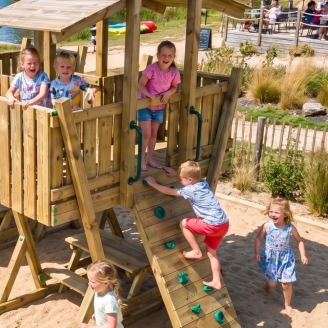 Parque Infantil FunForte 5 de Madera para Uso Público con Doble Torre, Puente, Tobogán y Arenero