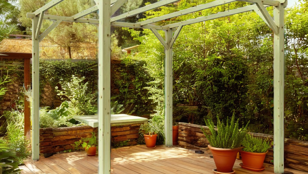 Decorar el jardín en otoño: proteger la madera